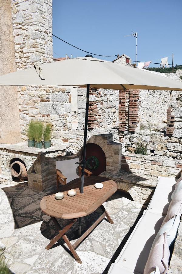 Yi Artistry 1-Bedroom Medieval Holiday House Kalamoti Exterior photo