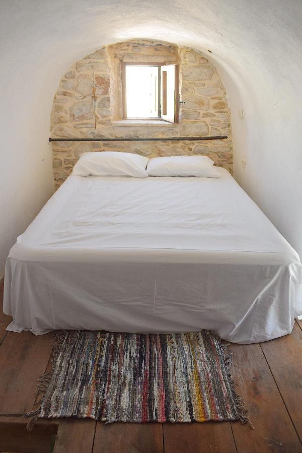 Yi Artistry 1-Bedroom Medieval Holiday House Kalamoti Exterior photo